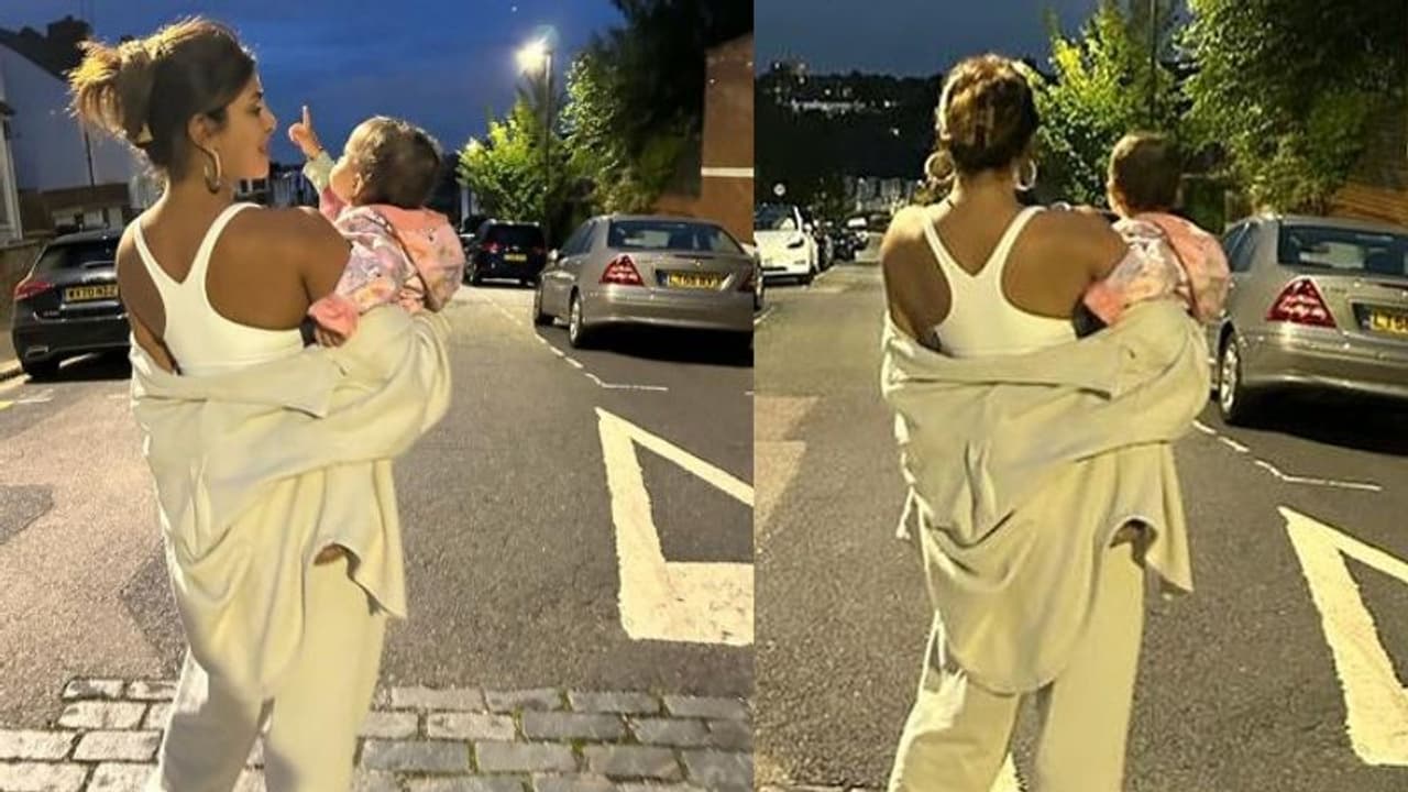 ಮಗಳಿಗೆ ಚಂದ ಮಾಮನ ತೋರಿಸ್ತಿರೋ ಪ್ರಿಯಾಂಕಾ ಸೋ ಕ್ಯೂಟ್ ಎಂದ ಫ್ಯಾನ್ಸ್ ಮಗಳಿಗೆ ಚಂದ ಮಾಮನ ತೋರಿಸ್ತಿರೋ ಪ್ರಿಯಾಂಕಾ ಸೋ ಕ್ಯೂಟ್ ಎಂದ ಫ್ಯಾನ್ಸ್