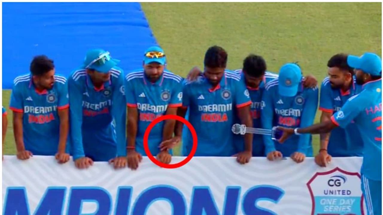 ഹര്ദിക് പാണ്ഡ്യയില് നിന്ന് ട്രോഫി വാങ്ങാതെ സഞ്ജു! അര്ഹനായ താരത്തെ കാണിച്ച് താരം ഹര്ദിക് പാണ്ഡ്യയില് നിന്ന് ട്രോഫി വാങ്ങാതെ സഞ്ജു! അര്ഹനായ താരത്തെ കാണിച്ച് താരം