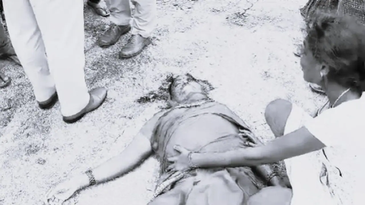 కరీంనగర్ లో అమానుషం... ఆస్తి కోసం కన్నతల్లినే కొట్టిచంపిన కసాయి కొడుకు (వీడియో) కరీంనగర్ లో అమానుషం... ఆస్తి కోసం కన్నతల్లినే కొట్టిచంపిన కసాయి కొడుకు (వీడియో)