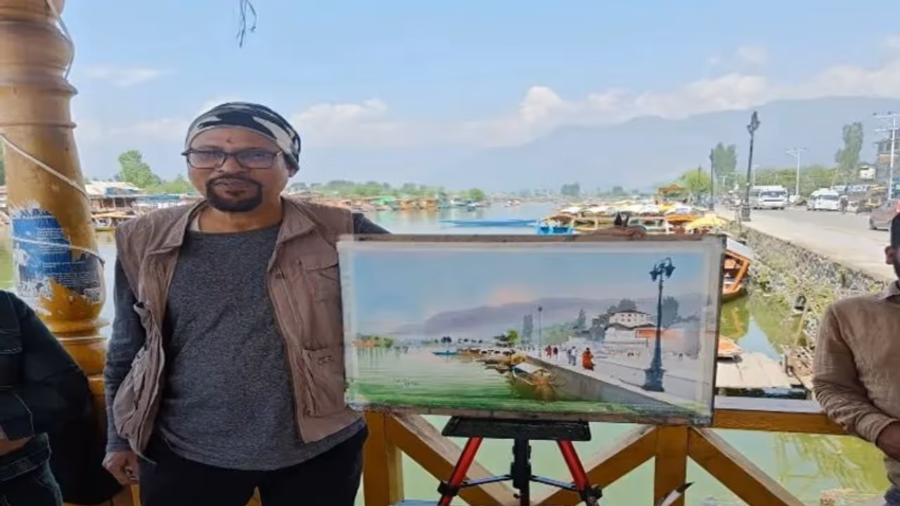 Kashmir life: కాన్వాస్ లపై కాశ్మీర్ జీవితాన్ని చిత్రించిన విజయ్ బిశ్వాల్.. ! Kashmir life: కాన్వాస్ లపై కాశ్మీర్ జీవితాన్ని చిత్రించిన విజయ్ బిశ్వాల్.. !