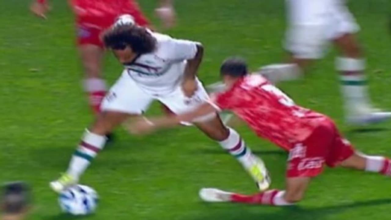 ఫుట్‌బాల్‌ గ్రౌండ్‌లో దురదృష్టకర ఘటన : బాల్‌ను ఓవర్‌షాట్ చేస్తూ ప్రత్యర్ధి కాలును విరిచేశాడు.. వీడియో వైరల్