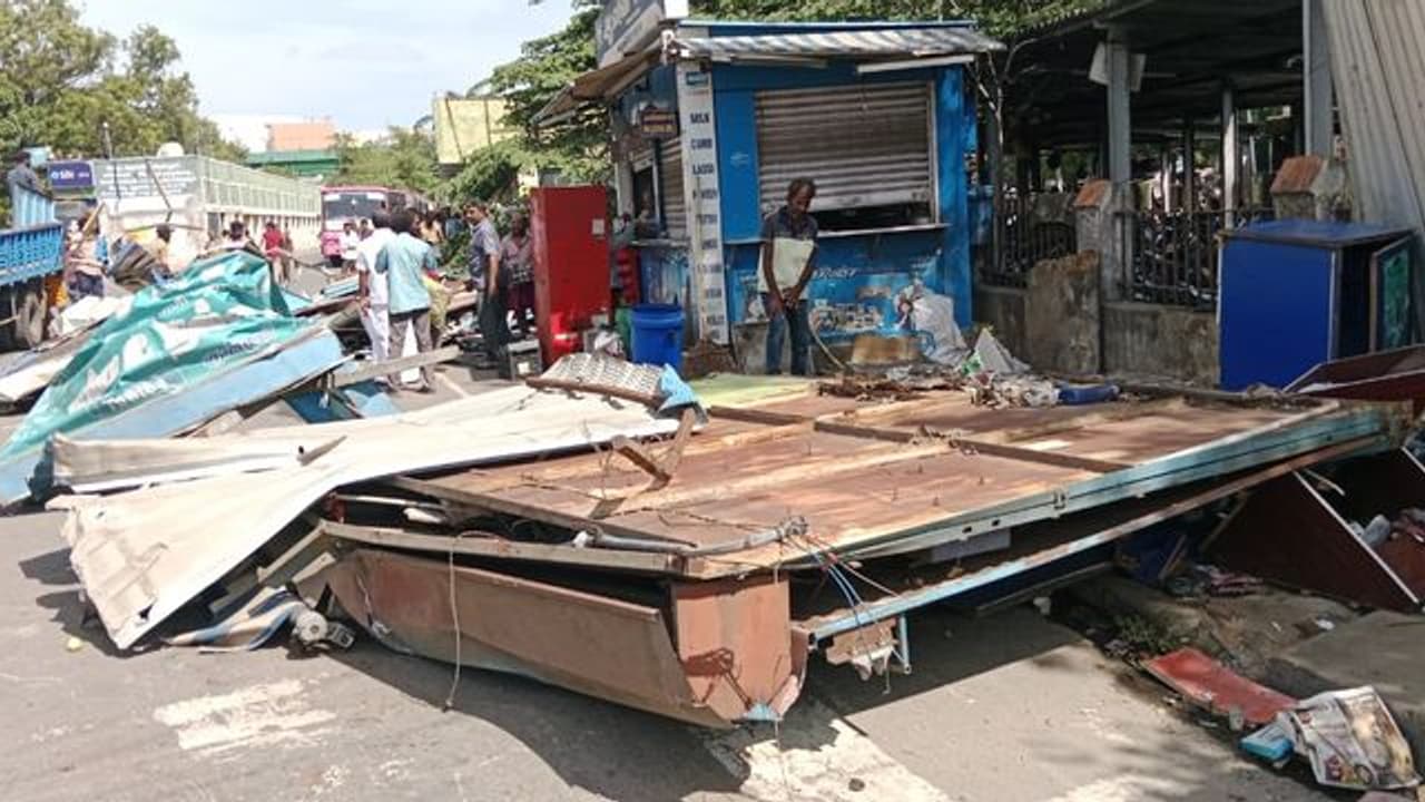 கோவை பேருந்து நிலையத்தில் 25 ஆக்கிரமிப்பு கடைகள் இடித்து அகற்றம்; போலீசார் குவிப்பு கோவை பேருந்து நிலையத்தில் 25 ஆக்கிரமிப்பு கடைகள் இடித்து அகற்றம்; போலீசார் குவிப்பு