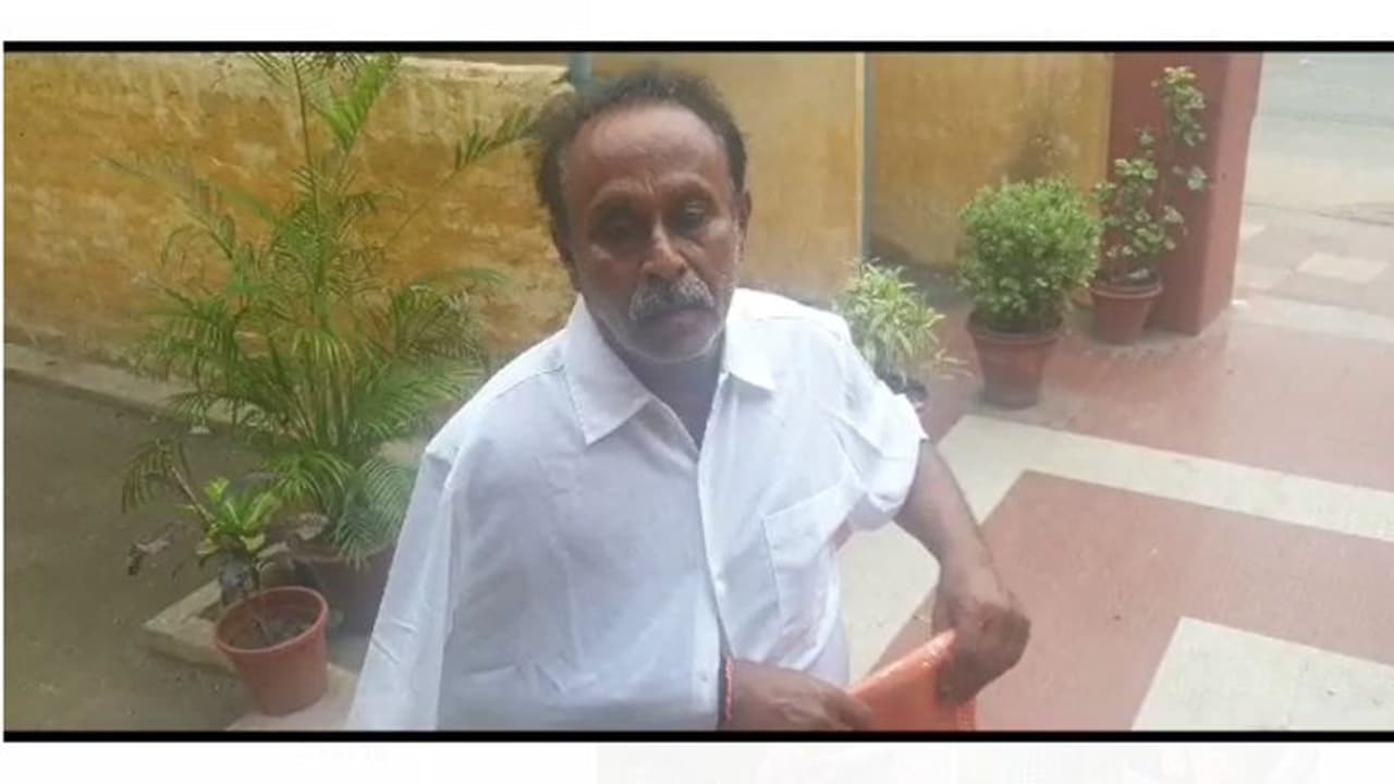 ఉయ్యూరులో పోలీస్ దాష్టికం... ఎముకలు విరిగేలా బూటుకాలితో తన్ని... (వీడియో) ఉయ్యూరులో పోలీస్ దాష్టికం... ఎముకలు విరిగేలా బూటుకాలితో తన్ని... (వీడియో)