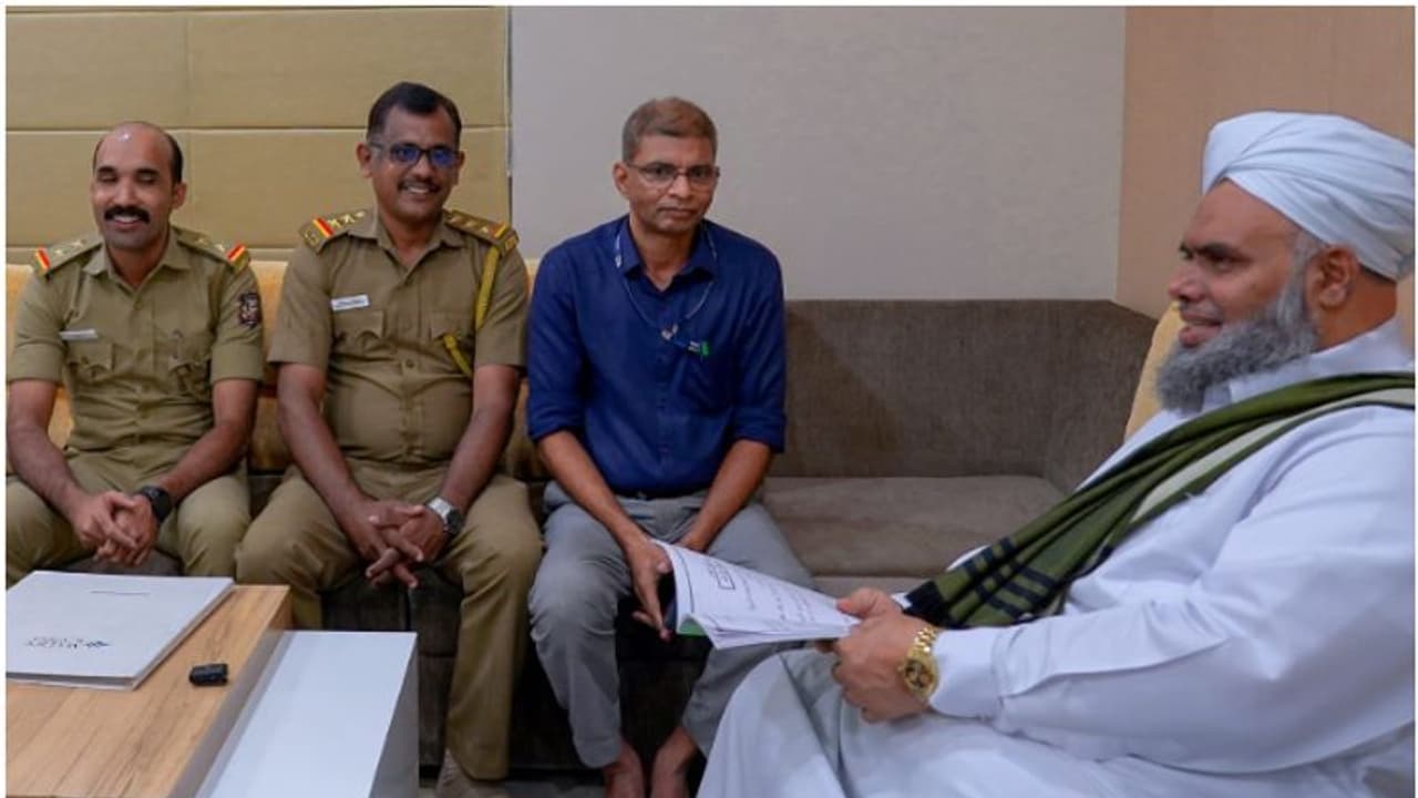 'എംവിഡി ഉദ്യോഗസ്ഥർ നേരിട്ടെത്തി, സുന്നി വിദ്യാഭ്യാസ ബോർഡിന്‍റെ പാഠ പുസ്തകത്തെ അഭിനന്ദിച്ചു', കാരണം!