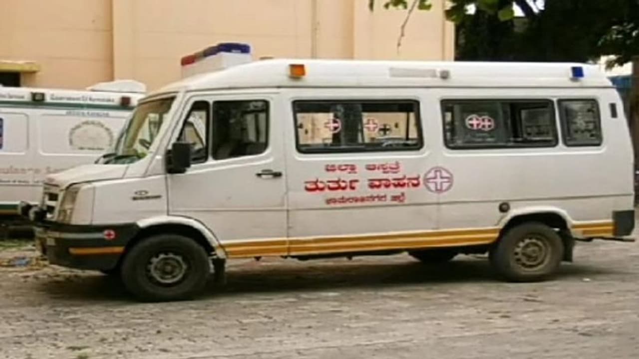 ಚಾಮರಾಜನಗರ: 2 ತಿಂಗಳಿಂದ ಸೇವೆ ನಿಲ್ಲಿಸಿದ ಆ್ಯಂಬುಲೆನ್ಸ್, ರೋಗಿಗಳ ಪರದಾಟ..! ಚಾಮರಾಜನಗರ: 2 ತಿಂಗಳಿಂದ ಸೇವೆ ನಿಲ್ಲಿಸಿದ ಆ್ಯಂಬುಲೆನ್ಸ್, ರೋಗಿಗಳ ಪರದಾಟ..!