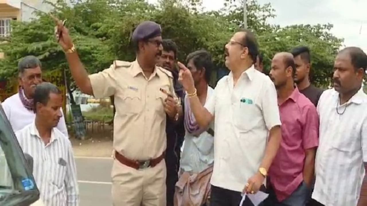 ಮಂಡ್ಯ: ದಂಡ ಕಟ್ಟೋದಿಲ್ಲ ಎಂದು ಪೊಲೀಸರಿಗೇ ಆವಾಜ್‌ ಹಾಕಿ ಕಕ್ಕಾಬಿಕ್ಕಿಯಾದ..!