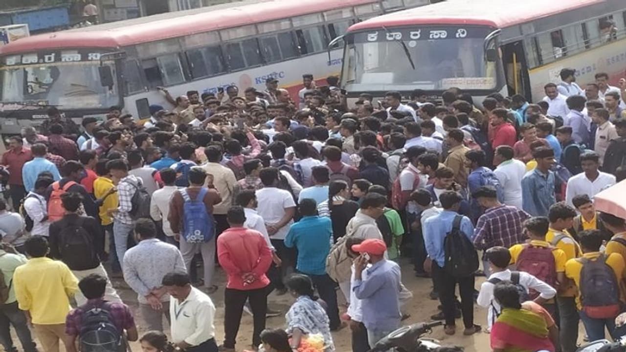 ಡಿಸಿಎಂ ಡಿ.ಕೆ.ಶಿವಕುಮಾರ್ ಸ್ವಕ್ಷೇತ್ರದಲ್ಲಿ ಸಾರಿಗೆ ಬಸ್ಸಿನ ಅವ್ಯವಸ್ಥೆ ಡಿಸಿಎಂ ಡಿ.ಕೆ.ಶಿವಕುಮಾರ್ ಸ್ವಕ್ಷೇತ್ರದಲ್ಲಿ ಸಾರಿಗೆ ಬಸ್ಸಿನ ಅವ್ಯವಸ್ಥೆ