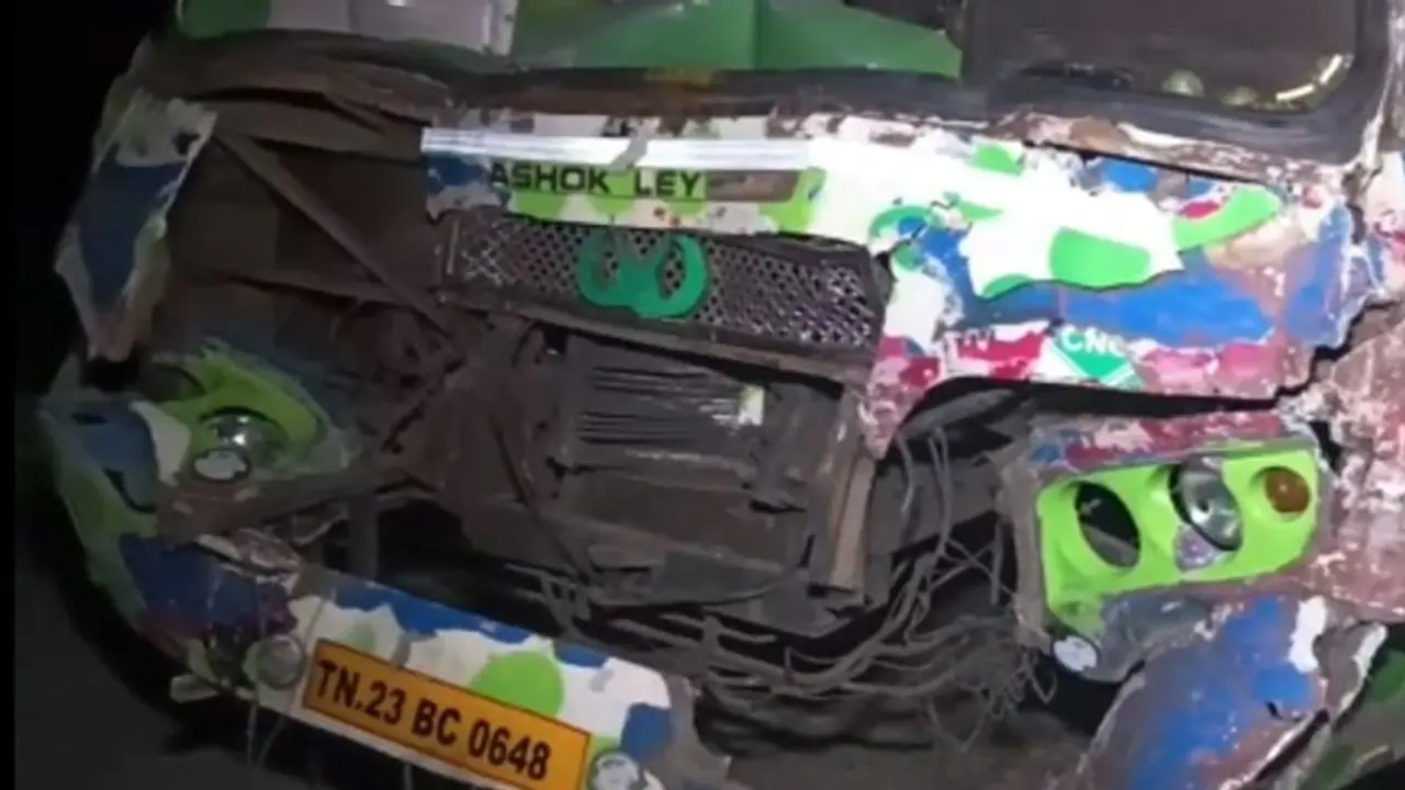 கண்ணிமைக்கும் நேரத்தில் பயங்கரம்.. லாரி மீது மோதிய தனியார் பேருந்து.. 15 பேருக்கு நேர்ந்த சோகம்.! கண்ணிமைக்கும் நேரத்தில் பயங்கரம்.. லாரி மீது மோதிய தனியார் பேருந்து.. 15 பேருக்கு நேர்ந்த சோகம்.!