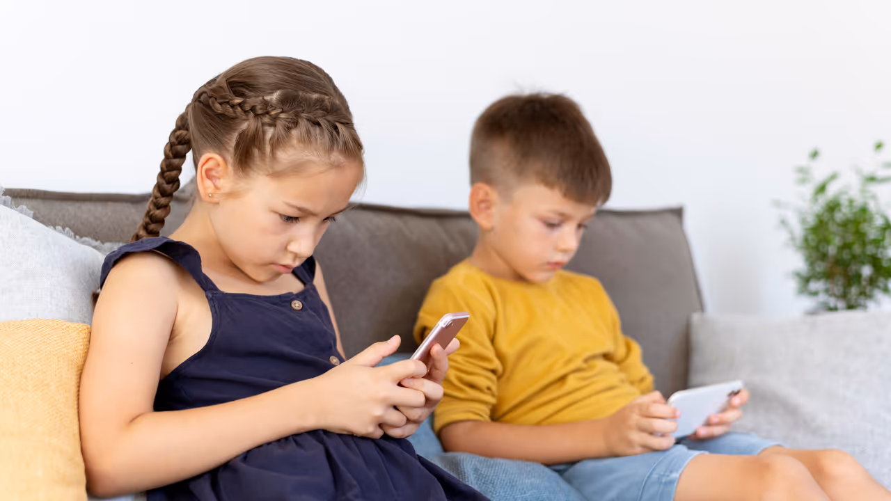 Parenting Tips : மொபைல் போனுக்கு அடிமையாக இருக்கும் குழந்தை...பெற்றோர்கள் செய்ய வேண்டியது என்ன தெரியுமா?