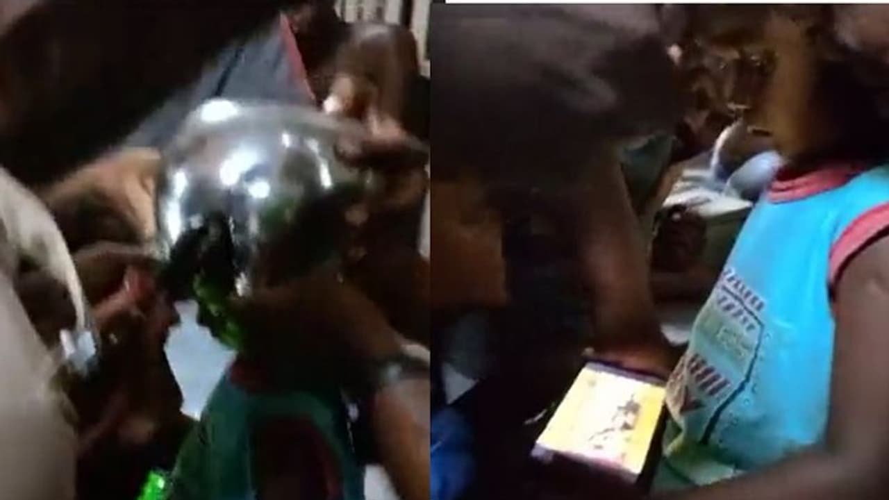 ಪಾತ್ರೆಯೊಳಗೆ ತಲೆ ಸಿಲುಕಿ ಪರದಾಟ, ಬಾಲಕನಿಗೆ ಮೊಬೈಲ್ ಕೊಟ್ಟು ಪಾತ್ರೆ ಕತ್ತರಿಸಿ ತೆಗೆದ ಪೊಲೀಸ್! ಪಾತ್ರೆಯೊಳಗೆ ತಲೆ ಸಿಲುಕಿ ಪರದಾಟ, ಬಾಲಕನಿಗೆ ಮೊಬೈಲ್ ಕೊಟ್ಟು ಪಾತ್ರೆ ಕತ್ತರಿಸಿ ತೆಗೆದ ಪೊಲೀಸ್!