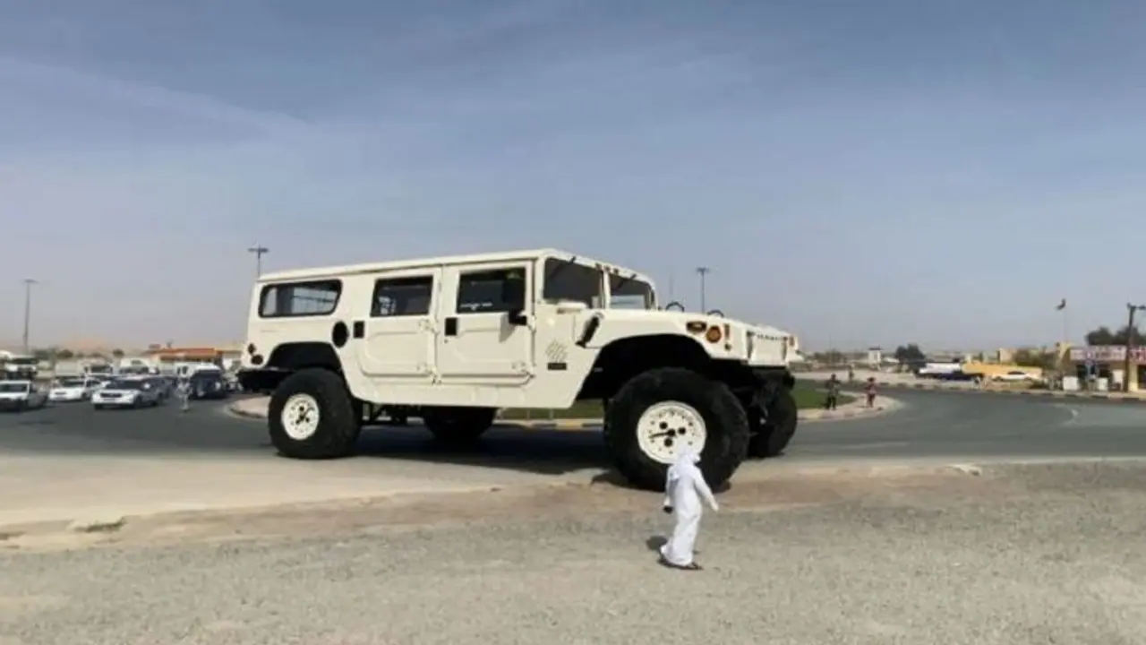 బెడ్ రూమ్, కిచెన్, బాత్రూమ్; దుబాయ్ షేక్కి చెందిన ఈ కారుని రోడ్డుపై కూడా నడపొచ్చు..! బెడ్ రూమ్, కిచెన్, బాత్రూమ్; దుబాయ్ షేక్కి చెందిన ఈ కారుని రోడ్డుపై కూడా నడపొచ్చు..!