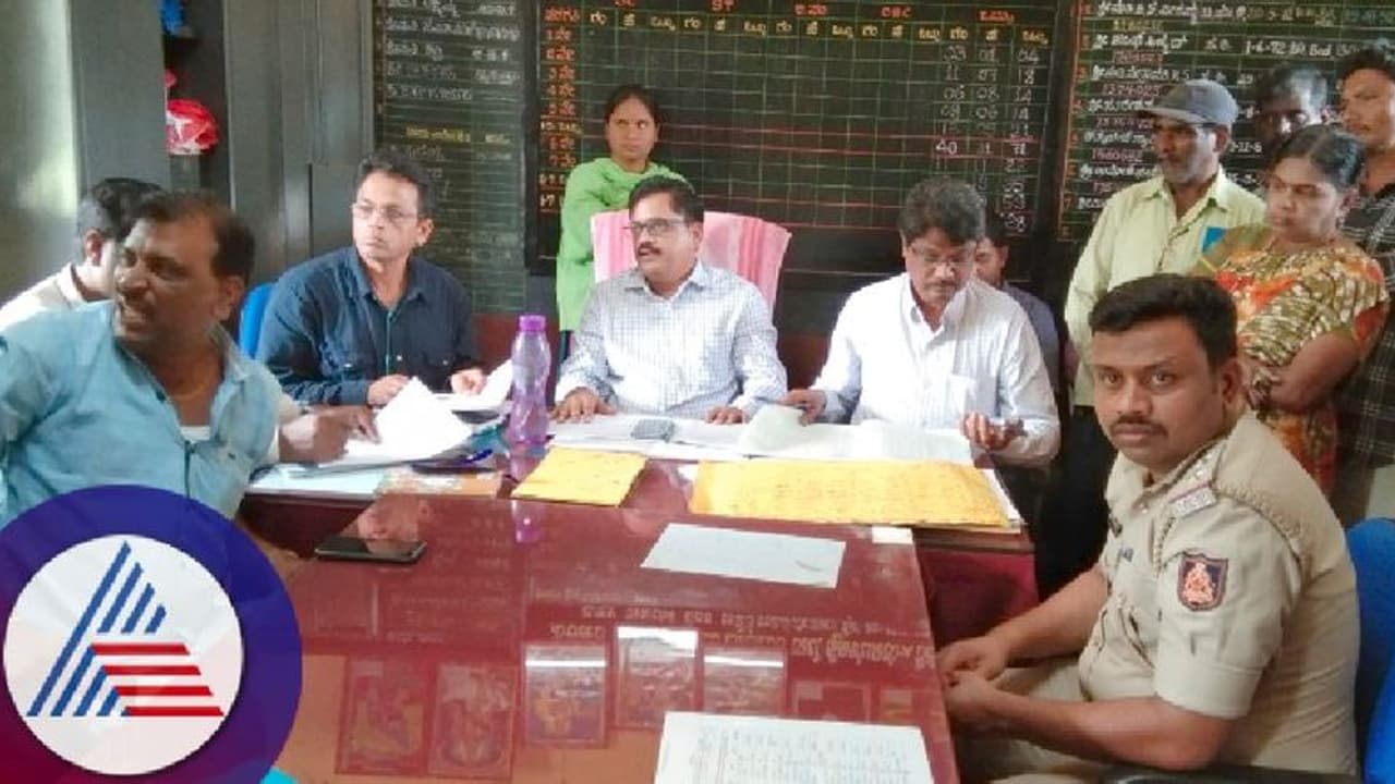 ಬಿಸಿಯೂಟಕ್ಕೆ ಕೊಳೆತ ತರಕಾರಿ: ಮುಖ್ಯಶಿಕ್ಷಕಿಗೆ ಷೋಕಾಸ್ ನೋಟಿಸ್ ಬಿಸಿಯೂಟಕ್ಕೆ ಕೊಳೆತ ತರಕಾರಿ: ಮುಖ್ಯಶಿಕ್ಷಕಿಗೆ ಷೋಕಾಸ್ ನೋಟಿಸ್