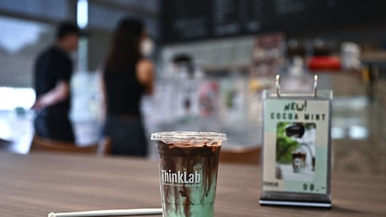 'സുഹൃത്തിനെ വഞ്ചിക്കുന്ന പാനീയം'; തായ് രാഷ്ട്രീയ ചര്ച്ച പരാജയം, പിന്നാലെ വൈറലായി ചോക്ലേറ്റ് പുതിന പാനീയം ! 'സുഹൃത്തിനെ വഞ്ചിക്കുന്ന പാനീയം'; തായ് രാഷ്ട്രീയ ചര്ച്ച പരാജയം, പിന്നാലെ വൈറലായി ചോക്ലേറ്റ് പുതിന പാനീയം !