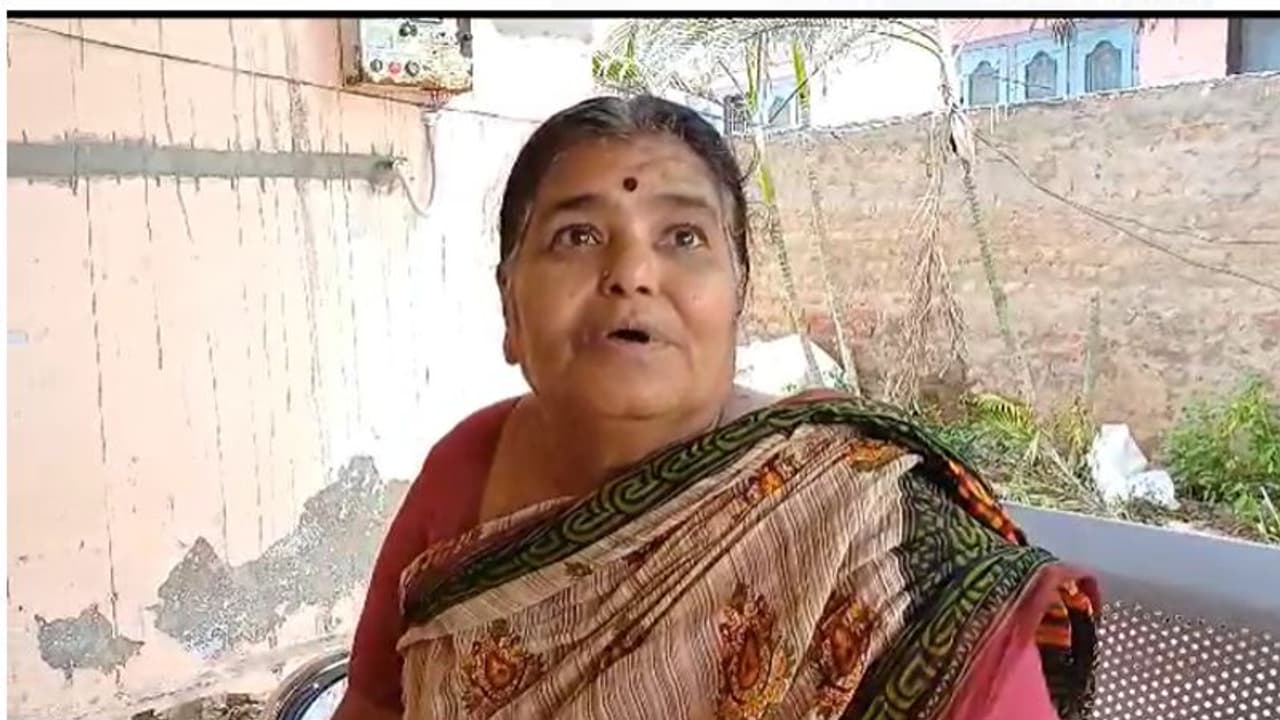 సీఎం జగన్ నివాసం వద్ద మహిళ హల్ చల్... పెట్రోల్ పోసుకుని ఆత్మహత్యాయత్నం (వీడియో) సీఎం జగన్ నివాసం వద్ద మహిళ హల్ చల్... పెట్రోల్ పోసుకుని ఆత్మహత్యాయత్నం (వీడియో)