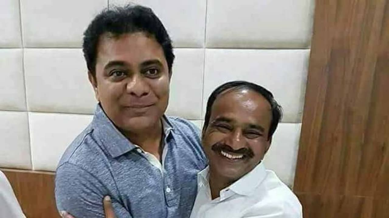 తెలంగాణ అసెంబ్లీలో ఆసక్తికరం: ఈటలను ఆప్యాయంగా ఆలింగనం చేసుకున్న కేటీఆర్ తెలంగాణ అసెంబ్లీలో ఆసక్తికరం: ఈటలను ఆప్యాయంగా ఆలింగనం చేసుకున్న కేటీఆర్