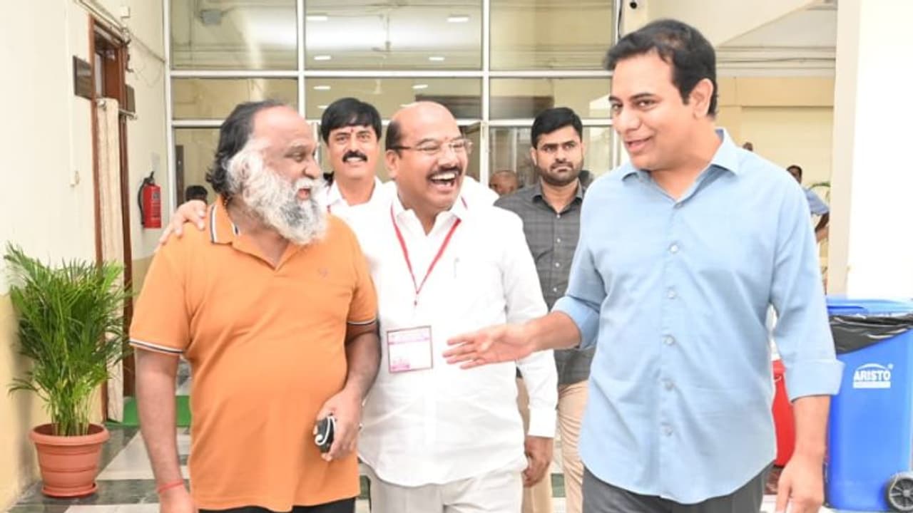 అసెంబ్లీ ఆవరణలో జగ్గారెడ్డితో కేటీఆర్ ఆసక్తికర సంభాషణ.. ప్రత్యేకంగా భేటీ..!! అసెంబ్లీ ఆవరణలో జగ్గారెడ్డితో కేటీఆర్ ఆసక్తికర సంభాషణ.. ప్రత్యేకంగా భేటీ..!!