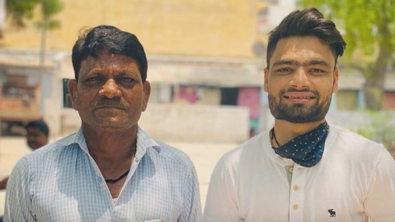 'അച്ഛനിപ്പോഴും ഗ്യാസ് സിലിണ്ടര് ചുമന്ന് വീടുകളും ഹോട്ടലുകളും കയറിയിറങ്ങുന്നു'; തുറന്നു പറഞ്ഞ് റിങ്കു സിംഗ് 'അച്ഛനിപ്പോഴും ഗ്യാസ് സിലിണ്ടര് ചുമന്ന് വീടുകളും ഹോട്ടലുകളും കയറിയിറങ്ങുന്നു'; തുറന്നു പറഞ്ഞ് റിങ്കു സിംഗ്