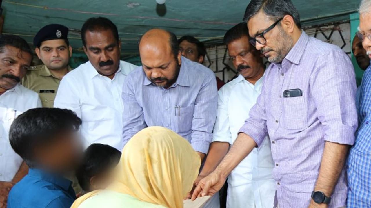 ആലുവയിൽ കൊല്ലപ്പെട്ട അഞ്ചു വയസുകാരിയുടെ കുടുംബത്തിന് 10 ലക്ഷം കൈമാറി; 'അന്വേഷണം കുറ്റമറ്റ രീതിയിൽ മുന്നോട്ട്'