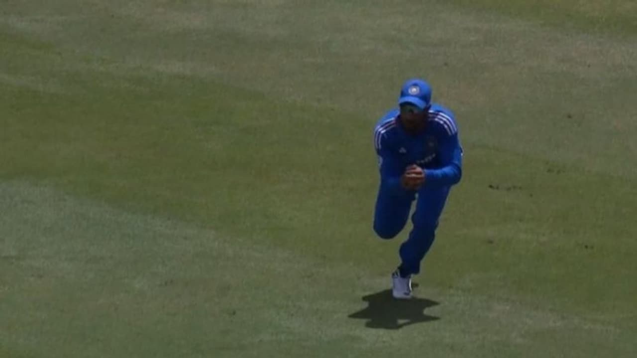 ఎంట్రీ మ్యాచ్లో తిలక్ వర్మ స్టన్నింగ్ క్యాచ్... ఒకే ఓవర్లో 2 వికెట్లు తీసిన యజ్వేంద్ర చాహాల్.. ఎంట్రీ మ్యాచ్లో తిలక్ వర్మ స్టన్నింగ్ క్యాచ్... ఒకే ఓవర్లో 2 వికెట్లు తీసిన యజ్వేంద్ర చాహాల్..