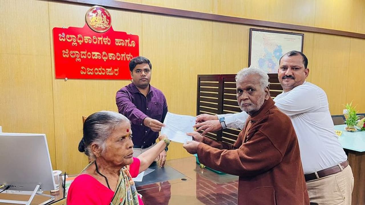 ಗಂಟೆಯೊಳಗೆ ವೃದ್ಧಾಪ್ಯ ವೇತನ ಮಂಜೂರು: ವೃದ್ಧ ದಂಪತಿಗಳ ಬದುಕಿಗೆ ಆಸರೆಯಾದ ಜಿಲ್ಲಾಧಿಕಾರಿ ಗಂಟೆಯೊಳಗೆ ವೃದ್ಧಾಪ್ಯ ವೇತನ ಮಂಜೂರು: ವೃದ್ಧ ದಂಪತಿಗಳ ಬದುಕಿಗೆ ಆಸರೆಯಾದ ಜಿಲ್ಲಾಧಿಕಾರಿ