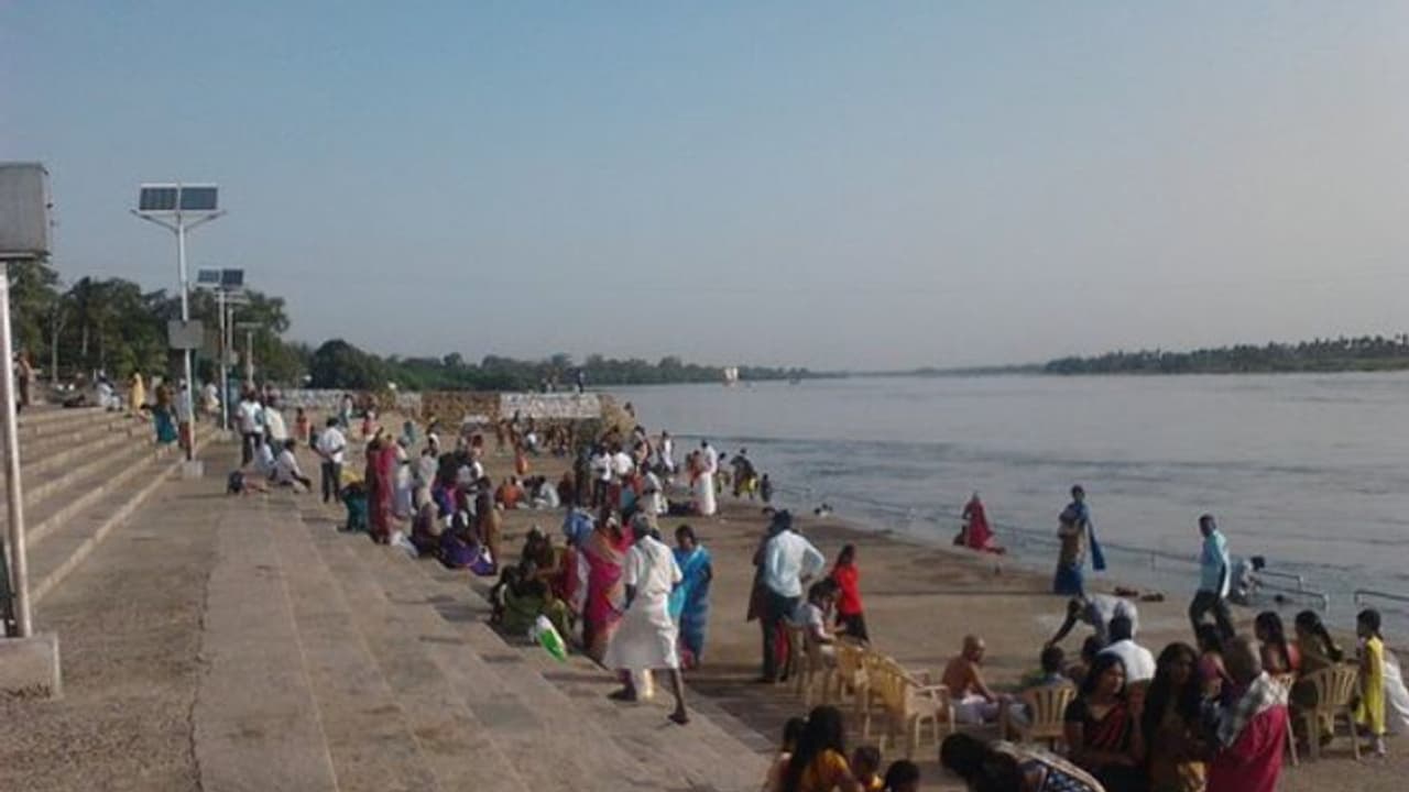 ஆற்றில் விழுந்த தம்பி.. காப்பாற்ற சென்ற அண்ணன் இறுதியில் மூன்று இளைஞர்களுக்கு நேர்ந்த சோக முடிவு!