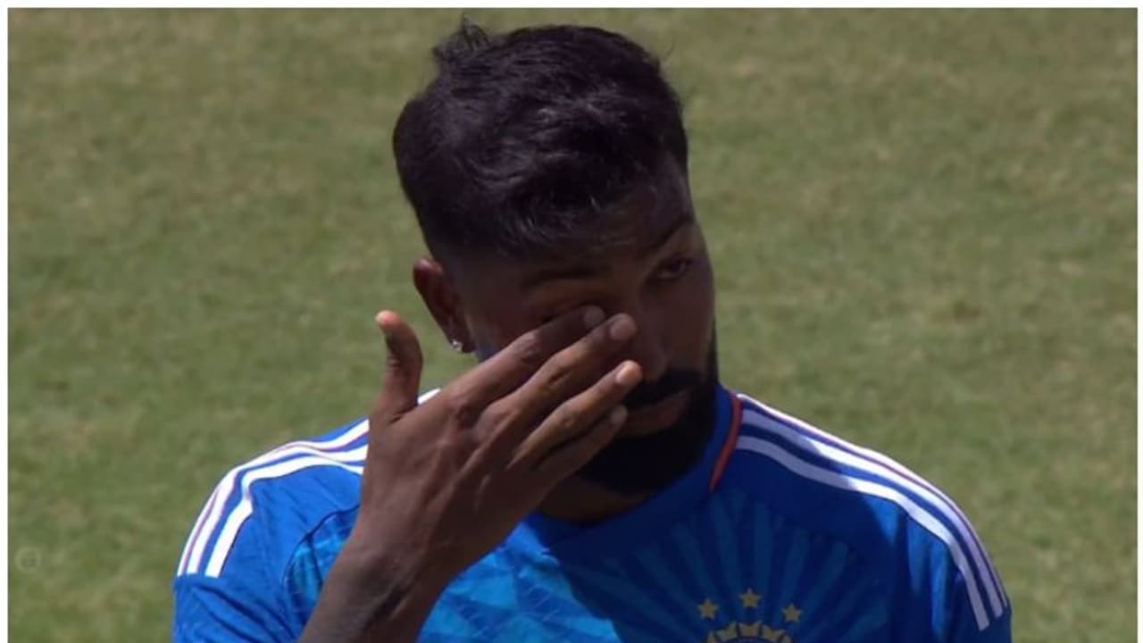 ഈറനണിഞ്ഞു, കണ്ണ് തുടച്ചു! ഇന്ത്യയുടെ ദേശീയഗാനത്തിനിടെ വികാരനിര്ഭരനായി ഹാര്ദിക് പാണ്ഡ്യ ഈറനണിഞ്ഞു, കണ്ണ് തുടച്ചു! ഇന്ത്യയുടെ ദേശീയഗാനത്തിനിടെ വികാരനിര്ഭരനായി ഹാര്ദിക് പാണ്ഡ്യ