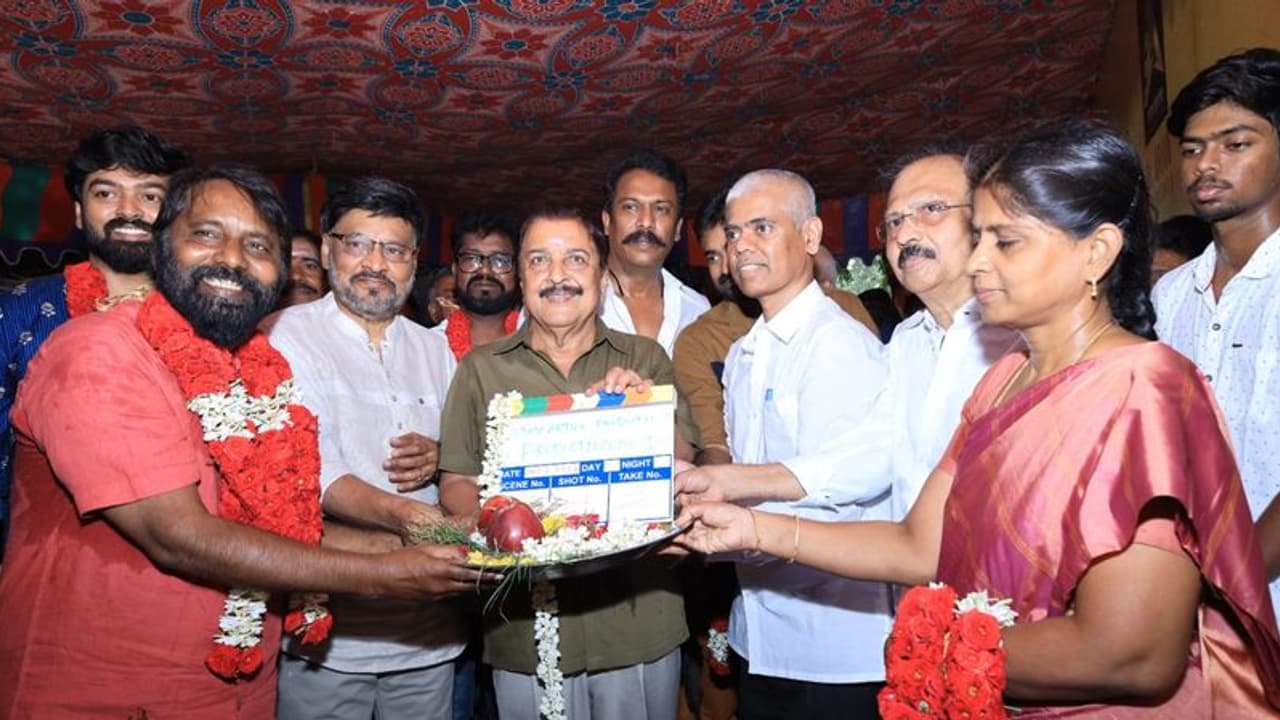 பிரபல எழுத்தாளர் நடிகர் அஜயன் பாலா எழுதி இயக்கும் படத்தின் படப்பிடிப்பை துவங்கி வைத்த சிவகுமார்! பிரபல எழுத்தாளர் நடிகர் அஜயன் பாலா எழுதி இயக்கும் படத்தின் படப்பிடிப்பை துவங்கி வைத்த சிவகுமார்!