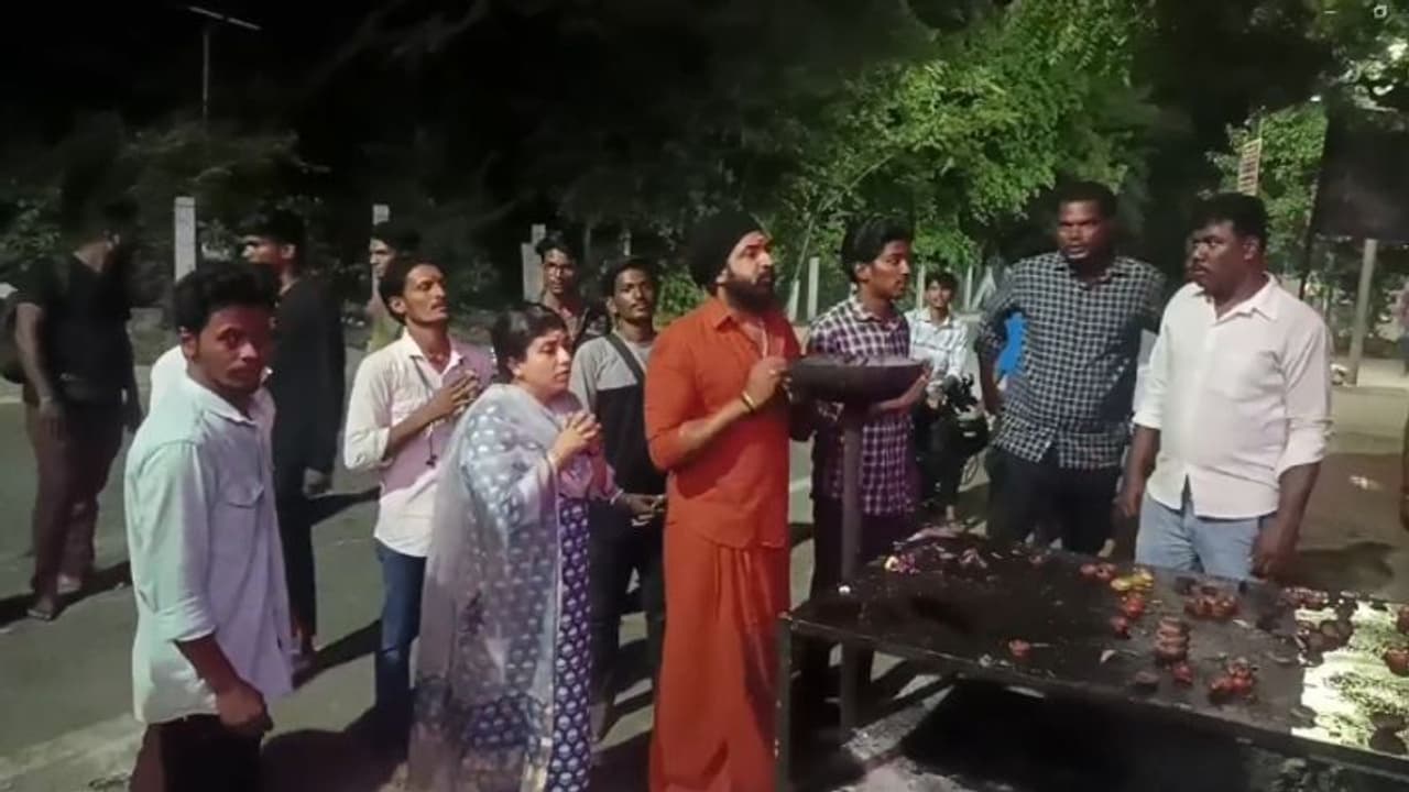 ரசிகர்கள் படைசூழ... மனைவியுடன் திருவண்ணாமலையில் கிரிவலம் வந்த அருண்விஜய் வைரலாகும் வீடியோ ரசிகர்கள் படைசூழ... மனைவியுடன் திருவண்ணாமலையில் கிரிவலம் வந்த அருண்விஜய் வைரலாகும் வீடியோ