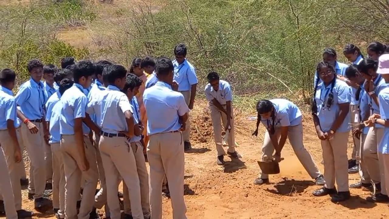 தேனியில் ரூ.3 லட்சம் நிதி திரட்டி குளத்தை தூர்வாரும் பள்ளி மாணவர்களின் செயலால் மக்கள் நெகிழ்ச்சி தேனியில் ரூ.3 லட்சம் நிதி திரட்டி குளத்தை தூர்வாரும் பள்ளி மாணவர்களின் செயலால் மக்கள் நெகிழ்ச்சி