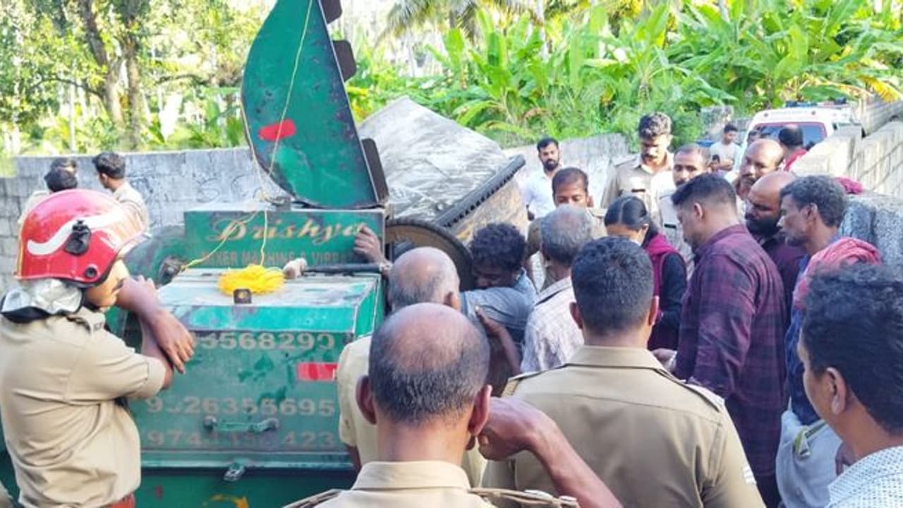 കോൺക്രീറ്റ് മിക്സർ വൃത്തിയാക്കുന്നതിനിടെ ചെയിൻ കറങ്ങി, തൊഴിലാളിയുടെ കൈ ചതഞ്ഞരഞ്ഞു; ഡോക്ടറെത്തി മുറിച്ചുമാറ്റി കോൺക്രീറ്റ് മിക്സർ വൃത്തിയാക്കുന്നതിനിടെ ചെയിൻ കറങ്ങി, തൊഴിലാളിയുടെ കൈ ചതഞ്ഞരഞ്ഞു; ഡോക്ടറെത്തി മുറിച്ചുമാറ്റി