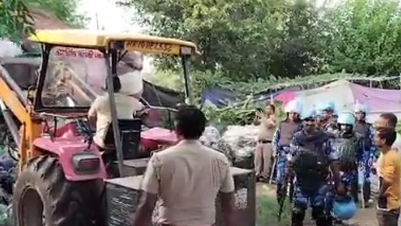 ಹಿಂದೂ ಯಾತ್ರೆ ಮೇಲೆ ಕಲ್ಲೆಸೆಯಲು ಬಳಸಿದ ಹೊಟೆಲ್ ಕಟ್ಟಡವನ್ನೇ ಧ್ವಂಸಗೊಳಿಸಿದ ಸರ್ಕಾರ! ಹಿಂದೂ ಯಾತ್ರೆ ಮೇಲೆ ಕಲ್ಲೆಸೆಯಲು ಬಳಸಿದ ಹೊಟೆಲ್ ಕಟ್ಟಡವನ್ನೇ ಧ್ವಂಸಗೊಳಿಸಿದ ಸರ್ಕಾರ!