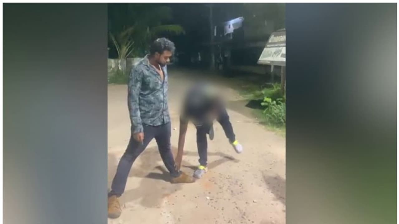 യുവാവിനെ കൊണ്ട് കാല് പിടിപ്പിച്ച സംഭവം; ഗുണ്ടാനേതാവിനെതിരെ കേസ്, നടപടി ദൃശ്യങ്ങള് വൈറലായതിന് പിന്നാലെ യുവാവിനെ കൊണ്ട് കാല് പിടിപ്പിച്ച സംഭവം; ഗുണ്ടാനേതാവിനെതിരെ കേസ്, നടപടി ദൃശ്യങ്ങള് വൈറലായതിന് പിന്നാലെ