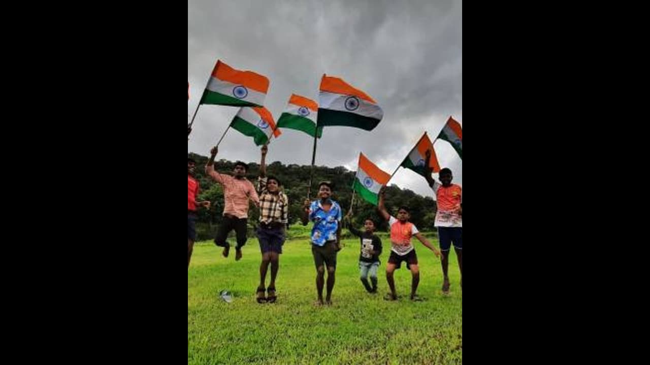 പ്ലാസ്റ്റിക്കിൽ നിർമിച്ച ദേശീയ പതാകകൾക്ക് നിരോധനം; തിരുവനന്തപുരത്ത് മുഖ്യമന്ത്രി രാവിലെ ഒമ്പതിന് പതാക ഉയർത്തും പ്ലാസ്റ്റിക്കിൽ നിർമിച്ച ദേശീയ പതാകകൾക്ക് നിരോധനം; തിരുവനന്തപുരത്ത് മുഖ്യമന്ത്രി രാവിലെ ഒമ്പതിന് പതാക ഉയർത്തും