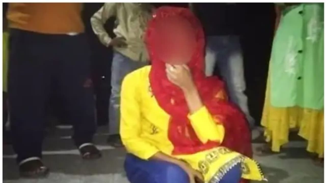 മറ്റൊരാളെ വിവാഹം ചെയ്ത കാമുകന്‍റെ വീടിന് മുന്നിൽ മുന്‍ കാമുകിയുടെ കുത്തിയിരിപ്പ് സമരം !