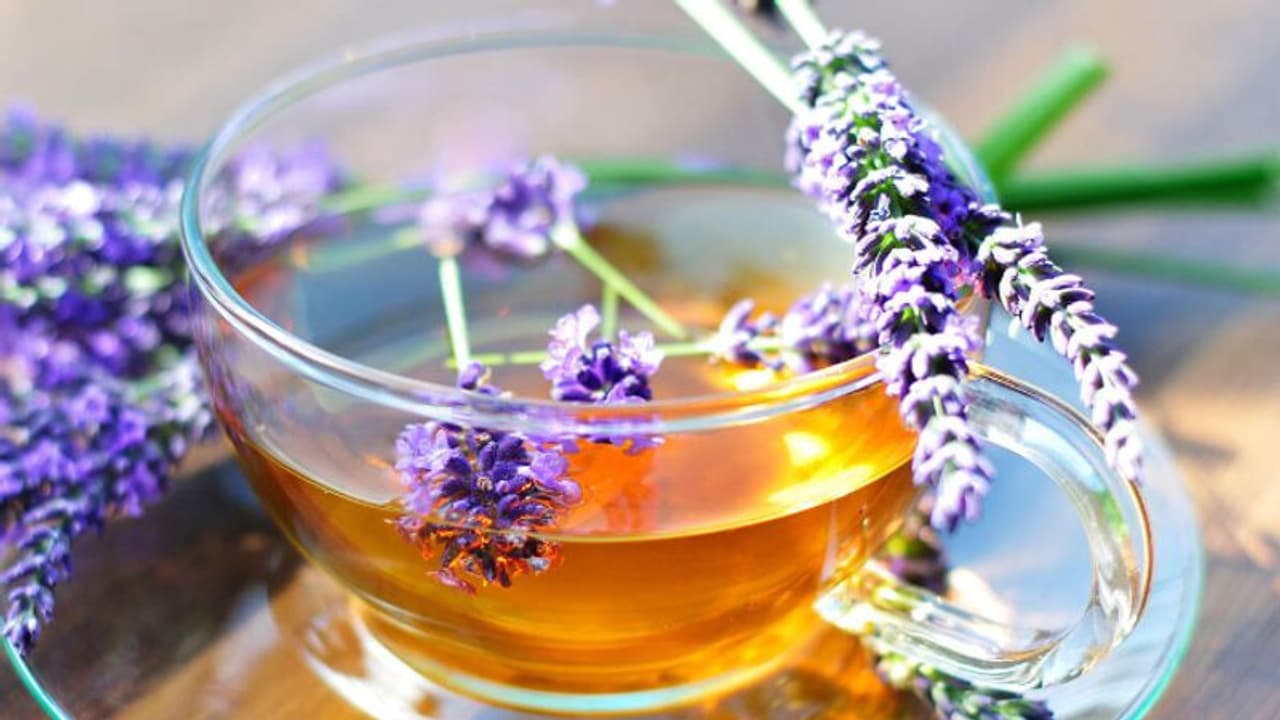 ലാവണ്ടർ ചായ കുടിച്ചിട്ടുണ്ടോ? അറിയാം ഈ ആരോഗ്യ ഗുണങ്ങള്‍...