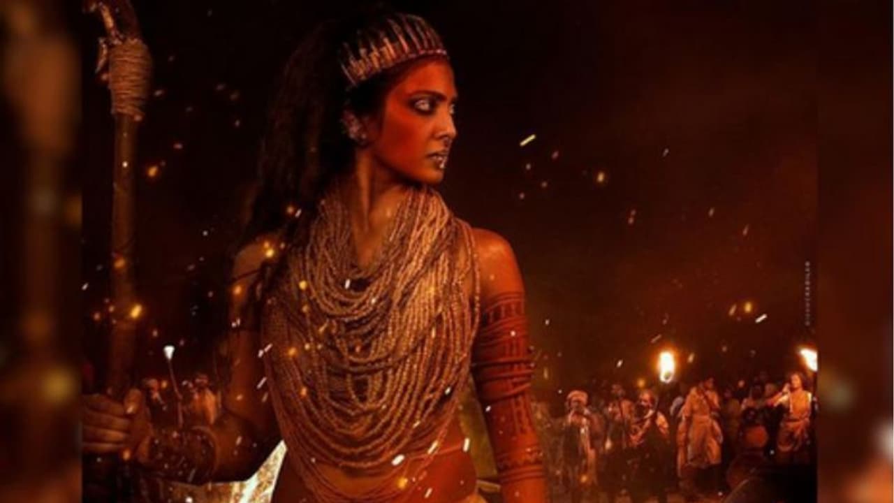 വിക്രം മാത്രമല്ല ഞെട്ടിക്കാൻ മാളവികയും, ആശംസകളുമായി ആരാധകരും വിക്രം മാത്രമല്ല ഞെട്ടിക്കാൻ മാളവികയും, ആശംസകളുമായി ആരാധകരും