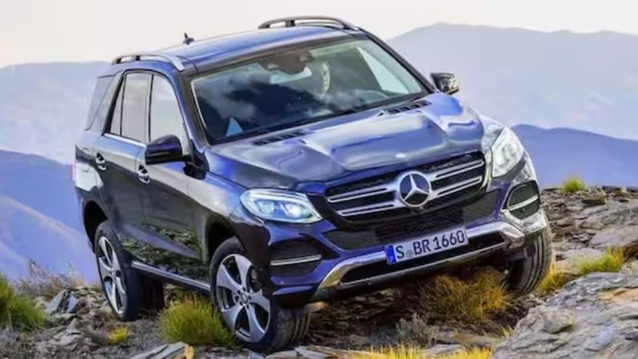 సెకండ్ హ్యాండ్ కారు కొన్న ప్రముఖ సెలబ్రిటీ.. ఎందుకంటే, అసలు కారణాలు ఇవే! సెకండ్ హ్యాండ్ కారు కొన్న ప్రముఖ సెలబ్రిటీ.. ఎందుకంటే, అసలు కారణాలు ఇవే!