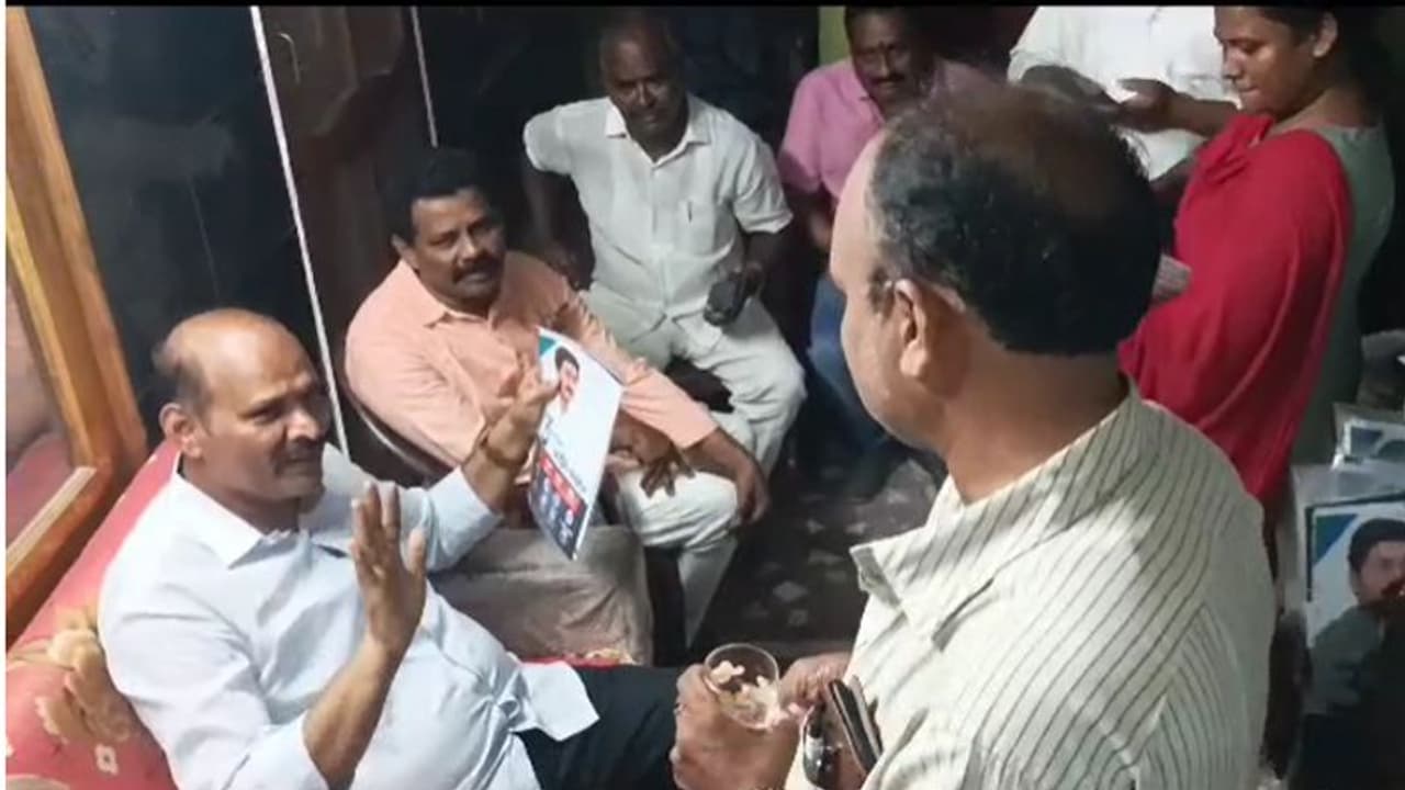 మీ కుటుంబానికి అందిన సంక్షేమ పథకాలివే..: టిడిపి నేతతో వైసిపి ఎమ్మెల్యే ఆసక్తికర సంభాషణ (వీడియో) మీ కుటుంబానికి అందిన సంక్షేమ పథకాలివే..: టిడిపి నేతతో వైసిపి ఎమ్మెల్యే ఆసక్తికర సంభాషణ (వీడియో)