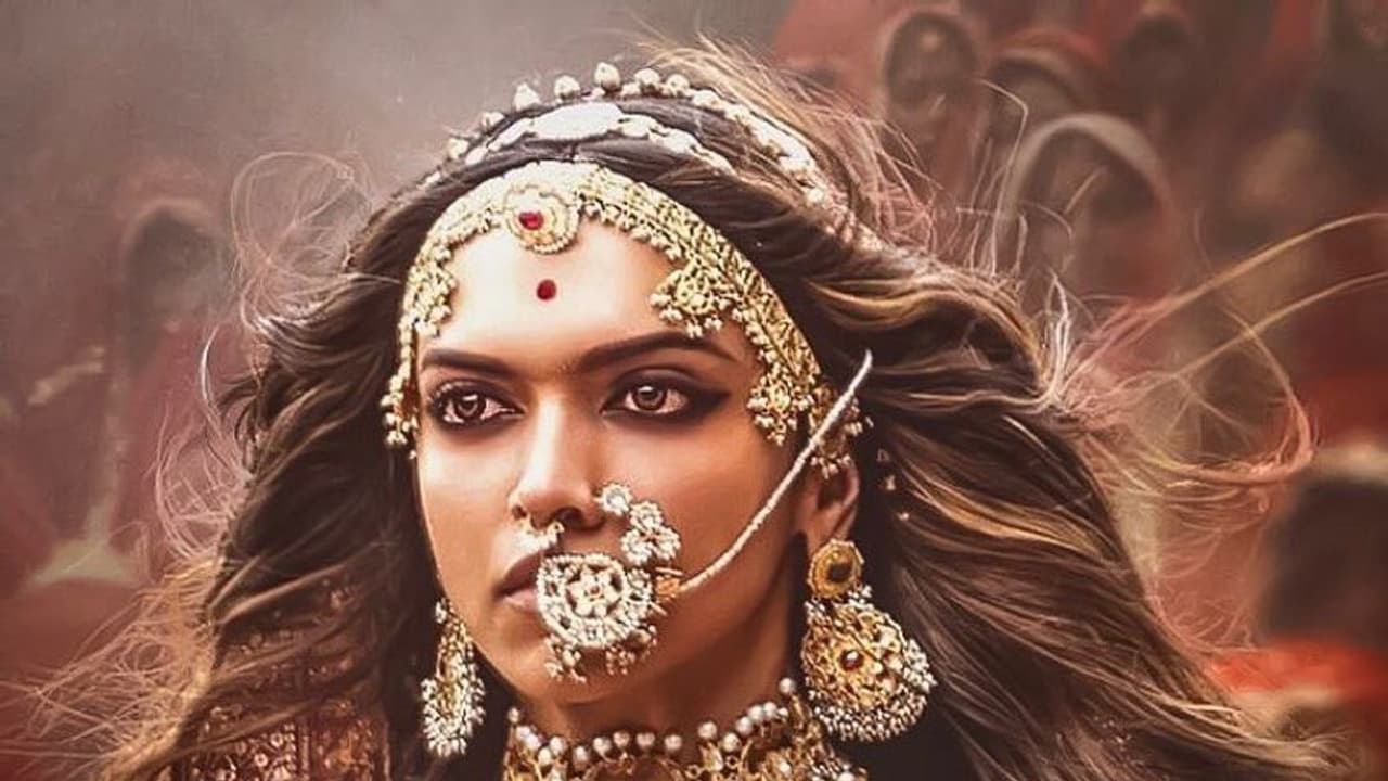 Padmavath: 400 ಕೆ.ಜಿ ಚಿನ್ನದ ಲೆಹಂಗಾ, 20 ಕೆ.ಜಿ ಆಭರಣ ದೀಪಿಕಾರ ಒಂದೇ ಹಾಡಿಗೆ 12 ಕೋಟಿ ಖರ್ಚು! Padmavath: 400 ಕೆ.ಜಿ ಚಿನ್ನದ ಲೆಹಂಗಾ, 20 ಕೆ.ಜಿ ಆಭರಣ ದೀಪಿಕಾರ ಒಂದೇ ಹಾಡಿಗೆ 12 ಕೋಟಿ ಖರ್ಚು!