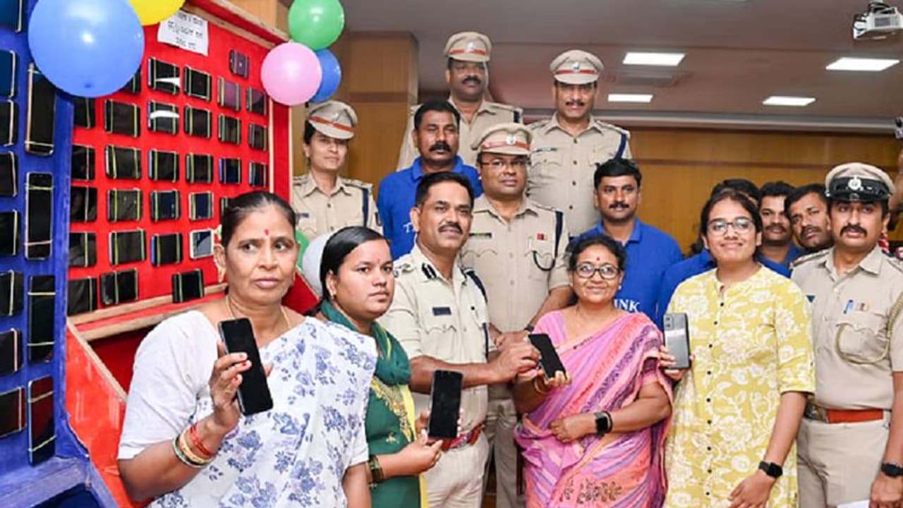 Mysuru: ಸಿಇಐಆರ್ ಪೋರ್ಟಲ್ ಮೂಲಕ ಪತ್ತೆಯಾದ 135 ಮೊಬೈಲ್ಗಳ ಹಸ್ತಾಂತರ! Mysuru: ಸಿಇಐಆರ್ ಪೋರ್ಟಲ್ ಮೂಲಕ ಪತ್ತೆಯಾದ 135 ಮೊಬೈಲ್ಗಳ ಹಸ್ತಾಂತರ!