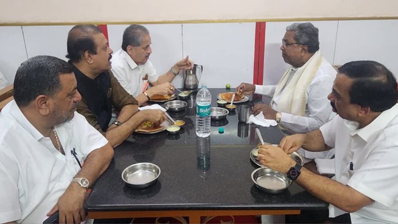 ಎಂ.ಟಿ.ಆರ್ ಹೋಟೆಲ್ ದೋಸೆ ಸವಿದ ಸಿಎಂ ಸಿದ್ದರಾಮಯ್ಯ! ಎಂ.ಟಿ.ಆರ್ ಹೋಟೆಲ್ ದೋಸೆ ಸವಿದ ಸಿಎಂ ಸಿದ್ದರಾಮಯ್ಯ!