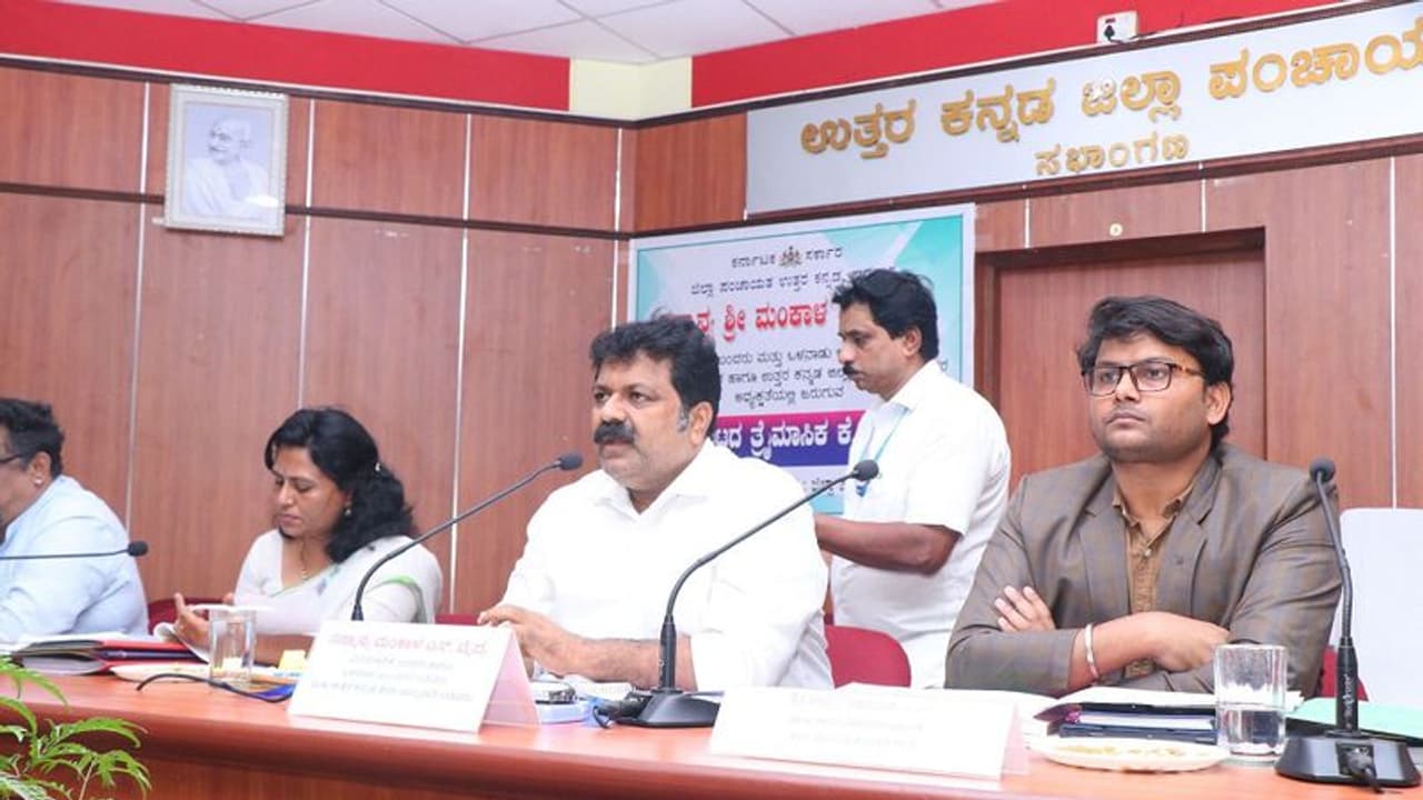 ಉತ್ತರ ಕನ್ನಡ: ಜಿಲ್ಲಾ ಸರ್ಜನ್ಗೆ ಕ್ಲಾಸ್ ತೆಗೆದುಕೊಂಡ ಸಚಿವ ಮಂಕಾಳು ವೈದ್ಯ ಉತ್ತರ ಕನ್ನಡ: ಜಿಲ್ಲಾ ಸರ್ಜನ್ಗೆ ಕ್ಲಾಸ್ ತೆಗೆದುಕೊಂಡ ಸಚಿವ ಮಂಕಾಳು ವೈದ್ಯ