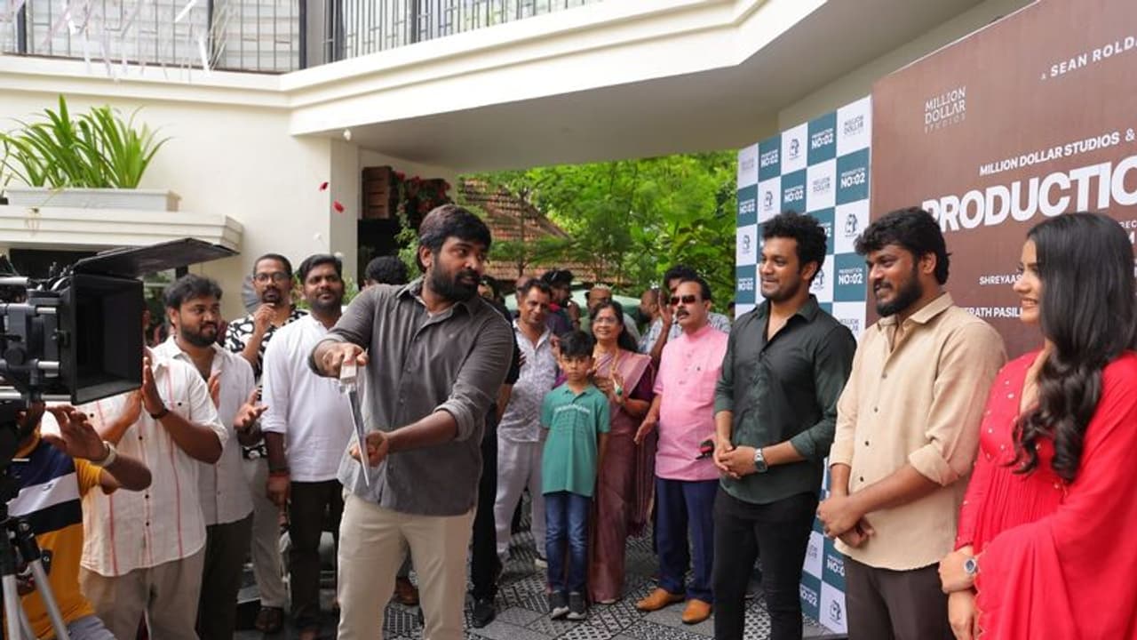 'குட் நைட்' பட தயாரிப்பாளரின் அடுத்த படத்திலும் ஹீரோவாகும் மணிகண்டன்! படப்பிடிப்பை துவங்கிவைத்த விஜய்சேதுபதி! 'குட் நைட்' பட தயாரிப்பாளரின் அடுத்த படத்திலும் ஹீரோவாகும் மணிகண்டன்! படப்பிடிப்பை துவங்கிவைத்த விஜய்சேதுபதி!