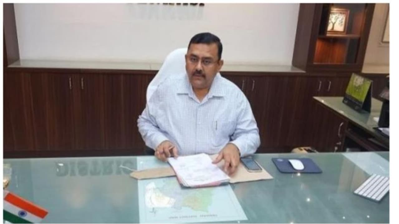 പൊളിഞ്ഞ റോഡിനെ കുറിച്ച് കൗൺസിലറുടെ പരാതി, പൊട്ടിത്തെറിച്ച് കളക്ടർ; സംഭവം തെങ്കാശിയിൽ പൊളിഞ്ഞ റോഡിനെ കുറിച്ച് കൗൺസിലറുടെ പരാതി, പൊട്ടിത്തെറിച്ച് കളക്ടർ; സംഭവം തെങ്കാശിയിൽ