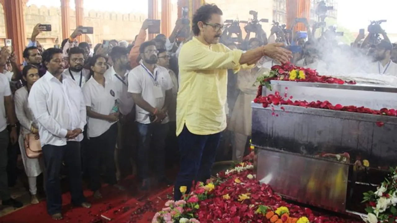 नितिन देसाई के अंतिम संस्कार में भावुक हुए आमिर खान, बोले- काश! ख़ुदकुशी की बजाय उन्होंने मदद मांगी होती