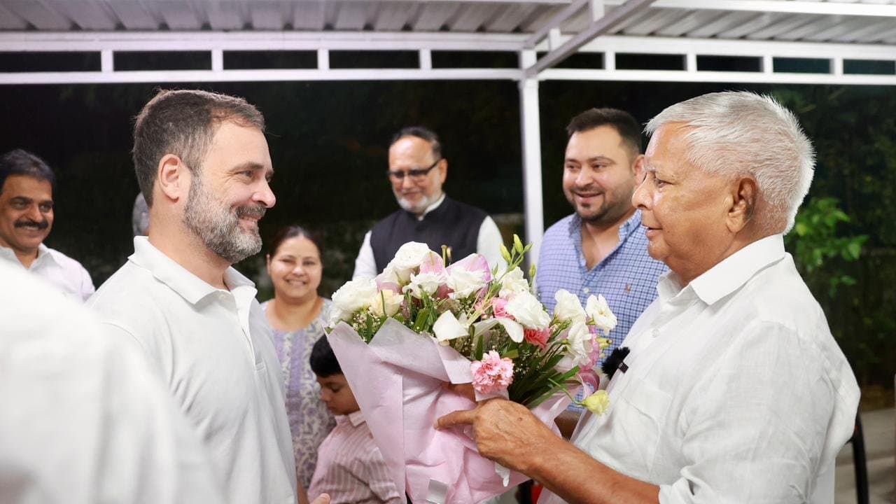 ಸುಪ್ರೀಂನಿಂದ ಬಿಗ್ ರಿಲೀಫ್: ರಾಹುಲ್ ಗಾಂಧಿಗೆ ಭರ್ಜರಿ ಬಾಡೂಟ ಮಾಡಿ ಬಡಿಸಿದ ಲಾಲೂ ಪ್ರಸಾದ್ ಸುಪ್ರೀಂನಿಂದ ಬಿಗ್ ರಿಲೀಫ್: ರಾಹುಲ್ ಗಾಂಧಿಗೆ ಭರ್ಜರಿ ಬಾಡೂಟ ಮಾಡಿ ಬಡಿಸಿದ ಲಾಲೂ ಪ್ರಸಾದ್