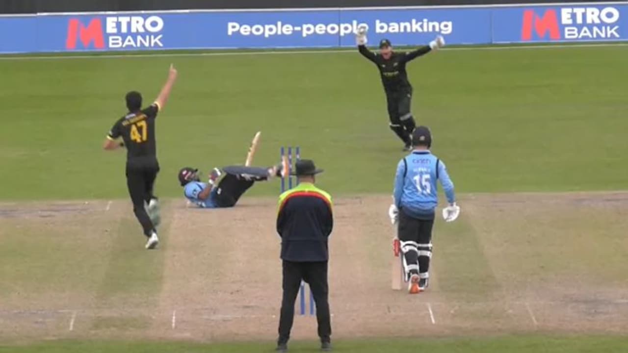 టైం బ్యాడ్ ఉంటే ఇంతే! పుల్ షాట్ ఆడబోయి హిట్ వికెట్గా అవుటైన పృథ్వీ షా... టైం బ్యాడ్ ఉంటే ఇంతే! పుల్ షాట్ ఆడబోయి హిట్ వికెట్గా అవుటైన పృథ్వీ షా...