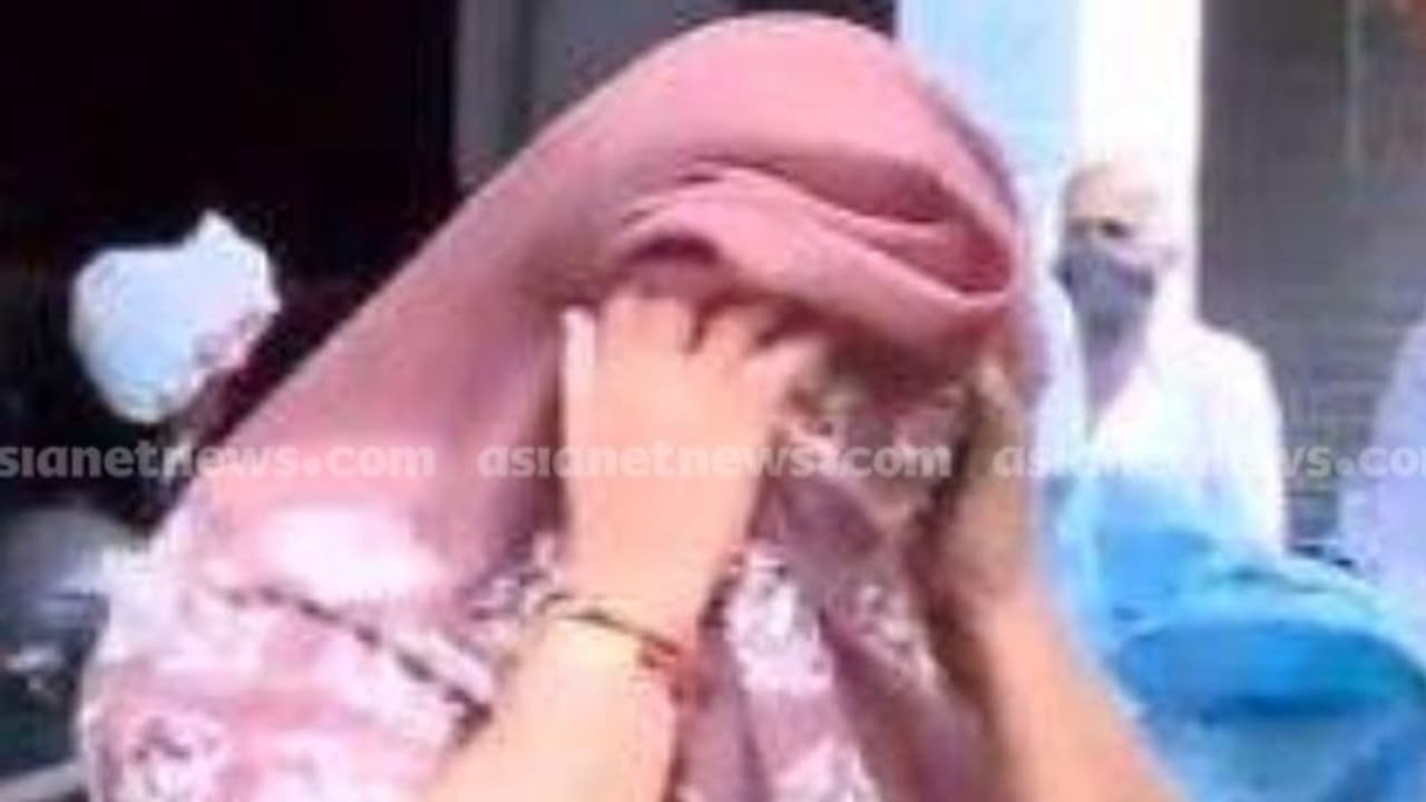 അയ്യായിരം രൂപ കൈക്കൂലി കേസിൽ ശിക്ഷിക്കപ്പെട്ട വനിതാ സബ് രജിസ്ട്രാറെ പിരിച്ചുവിട്ടു