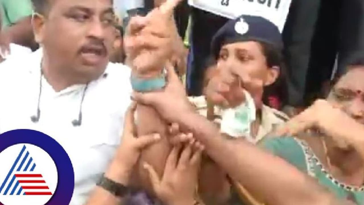 ಧರ್ಮಸ್ಥಳ ಭಕ್ತರ ಪ್ರತಿಭಟನೆ ವೇಳೆ ಸೌಜನ್ಯ ಪೋಷಕರ ಮೇಲೆ ಹಲ್ಲೆ ಯತ್ನ; ದೂರು ಧರ್ಮಸ್ಥಳ ಭಕ್ತರ ಪ್ರತಿಭಟನೆ ವೇಳೆ ಸೌಜನ್ಯ ಪೋಷಕರ ಮೇಲೆ ಹಲ್ಲೆ ಯತ್ನ; ದೂರು