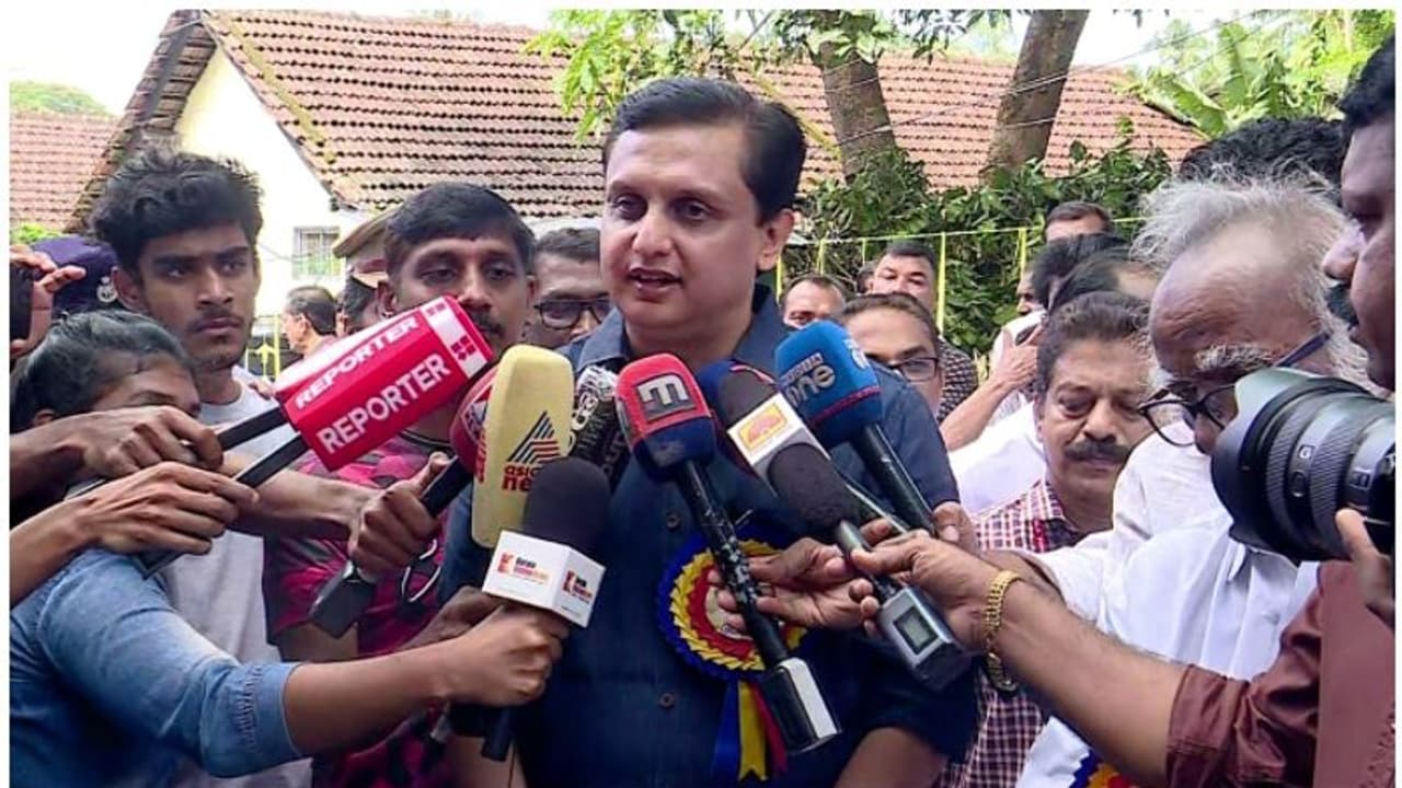 'ഒരു എംപിക്ക് പോലും കേരളത്തെക്കുറിച്ച് നല്ലത് പറയാൻ പറ്റാത്ത അവസ്ഥ'; തരൂരിനെ പിന്തുണച്ച് മന്ത്രി റിയാസ് 'ഒരു എംപിക്ക് പോലും കേരളത്തെക്കുറിച്ച് നല്ലത് പറയാൻ പറ്റാത്ത അവസ്ഥ'; തരൂരിനെ പിന്തുണച്ച് മന്ത്രി റിയാസ്